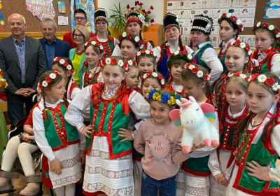 Amelka z Ukrainy z dziećmi szkoły podstawowej w Łysych