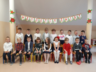 Przedszkolaki podczas świętowania Bożego Narodzenia