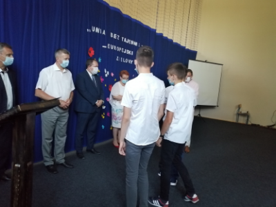Uczniowie SP w Łysych odbierający nagrodę w konkursie powiatowym