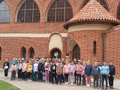 Uczniowie klas II przed zamkiem w Olsztynie