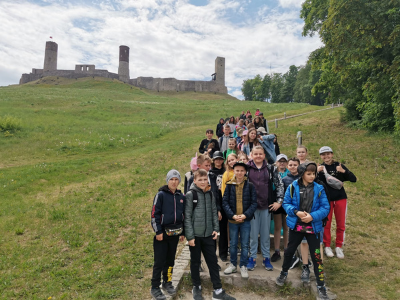 Uczniowie szkoły na trasie do zamku w Chęcinach