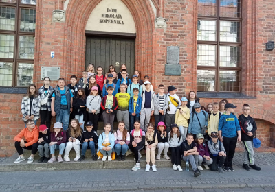 Uczniowie szkoły na wycieczce w Toruniu