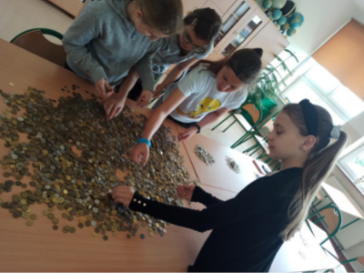 Dziewczęta liczące pieniądze w akcji góra grosza